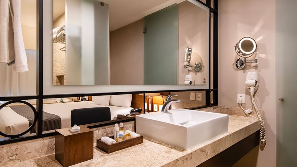 04-suitecr-detail-2m_wide