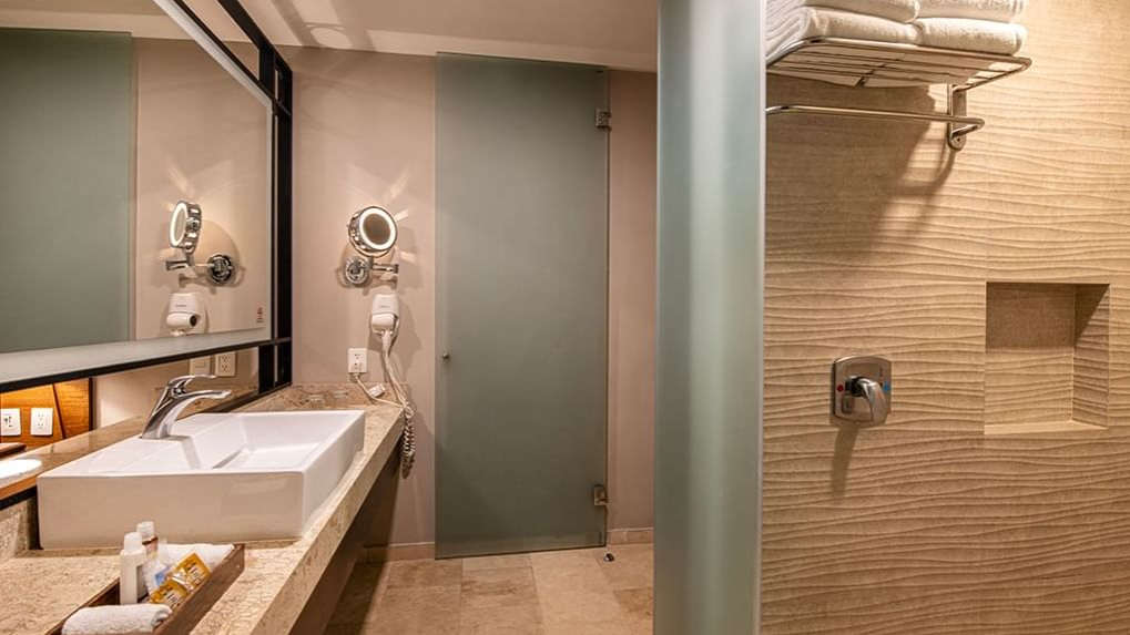 05-suitecr-detail-2m_wide